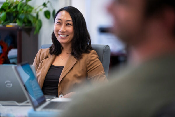 Iren Tung meeting with student researchers.